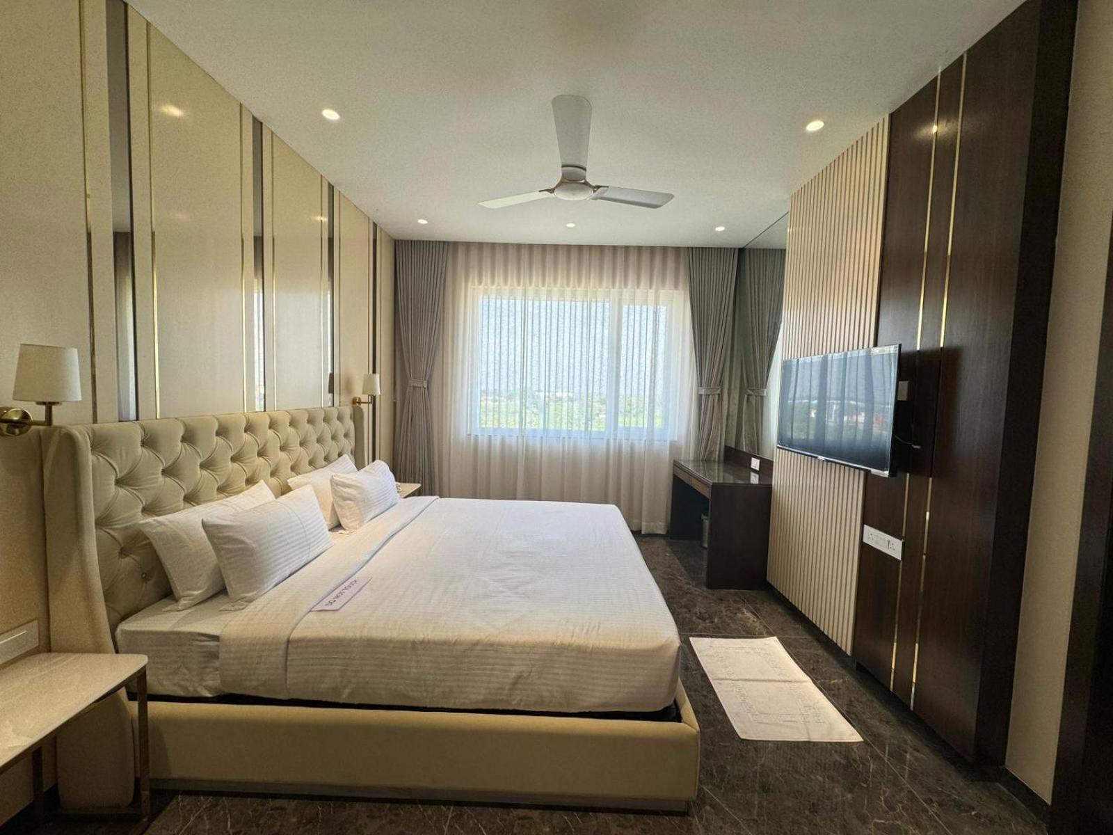 Hotel Carnival Parbhani Esterno foto
