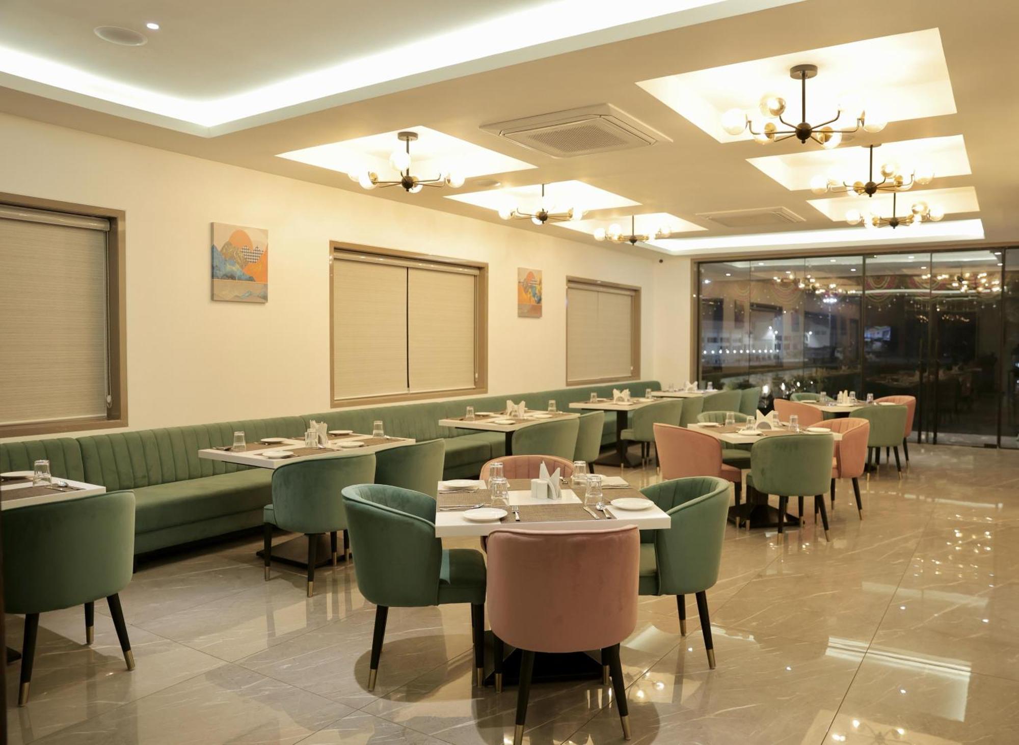 Hotel Carnival Parbhani Esterno foto