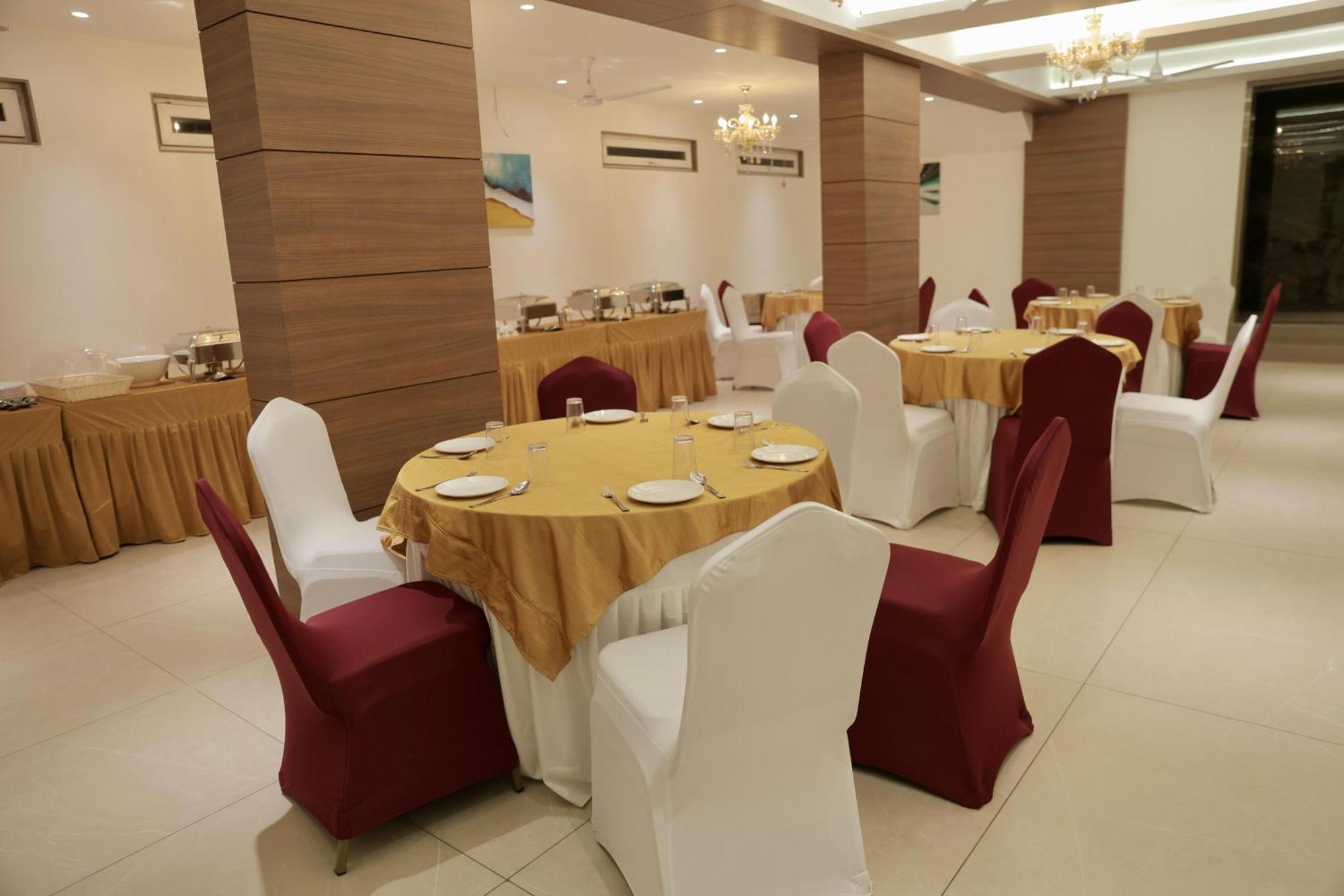 Hotel Carnival Parbhani Esterno foto