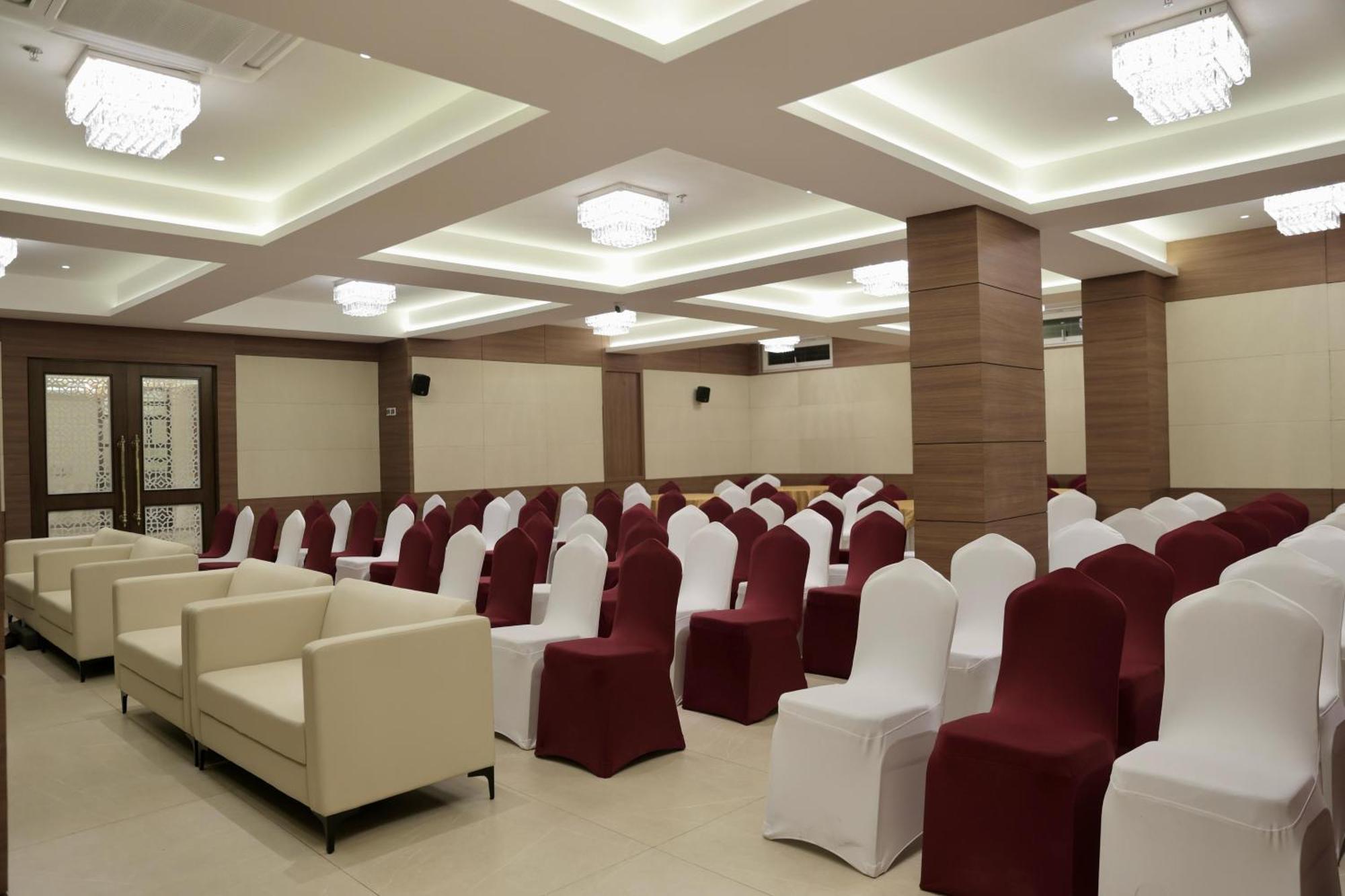 Hotel Carnival Parbhani Esterno foto