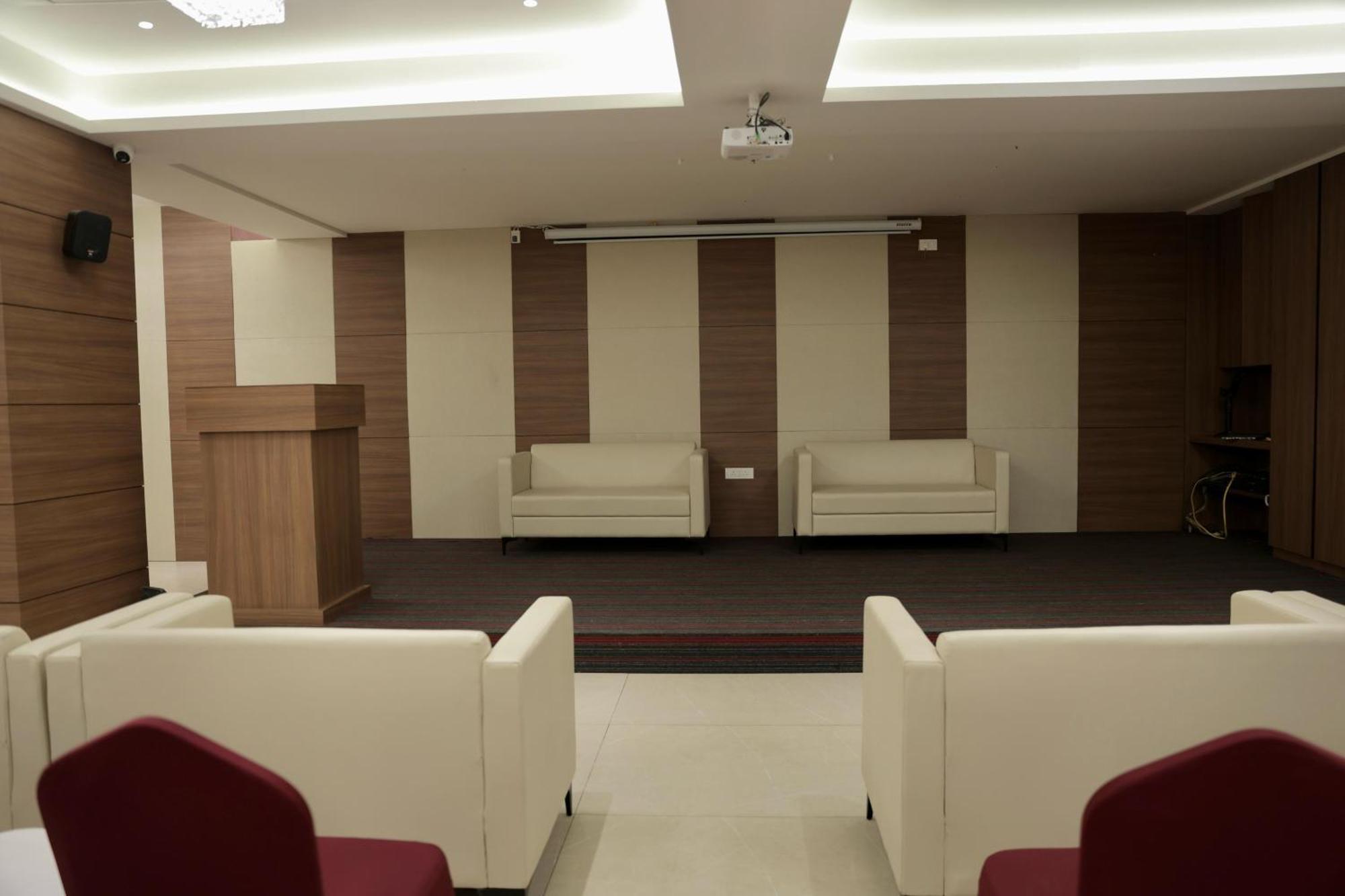 Hotel Carnival Parbhani Esterno foto