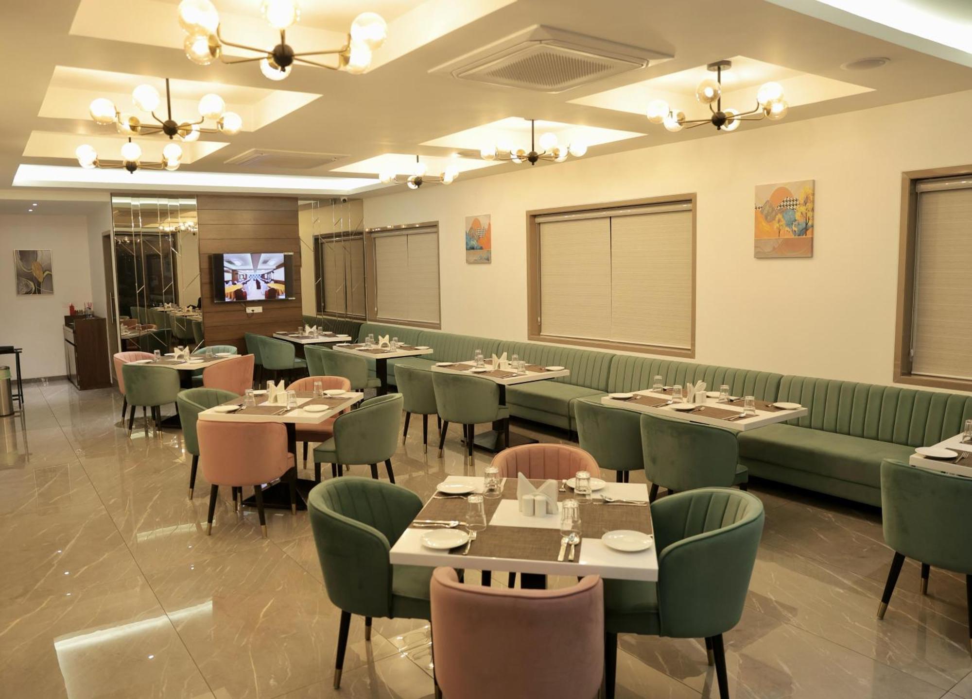 Hotel Carnival Parbhani Esterno foto