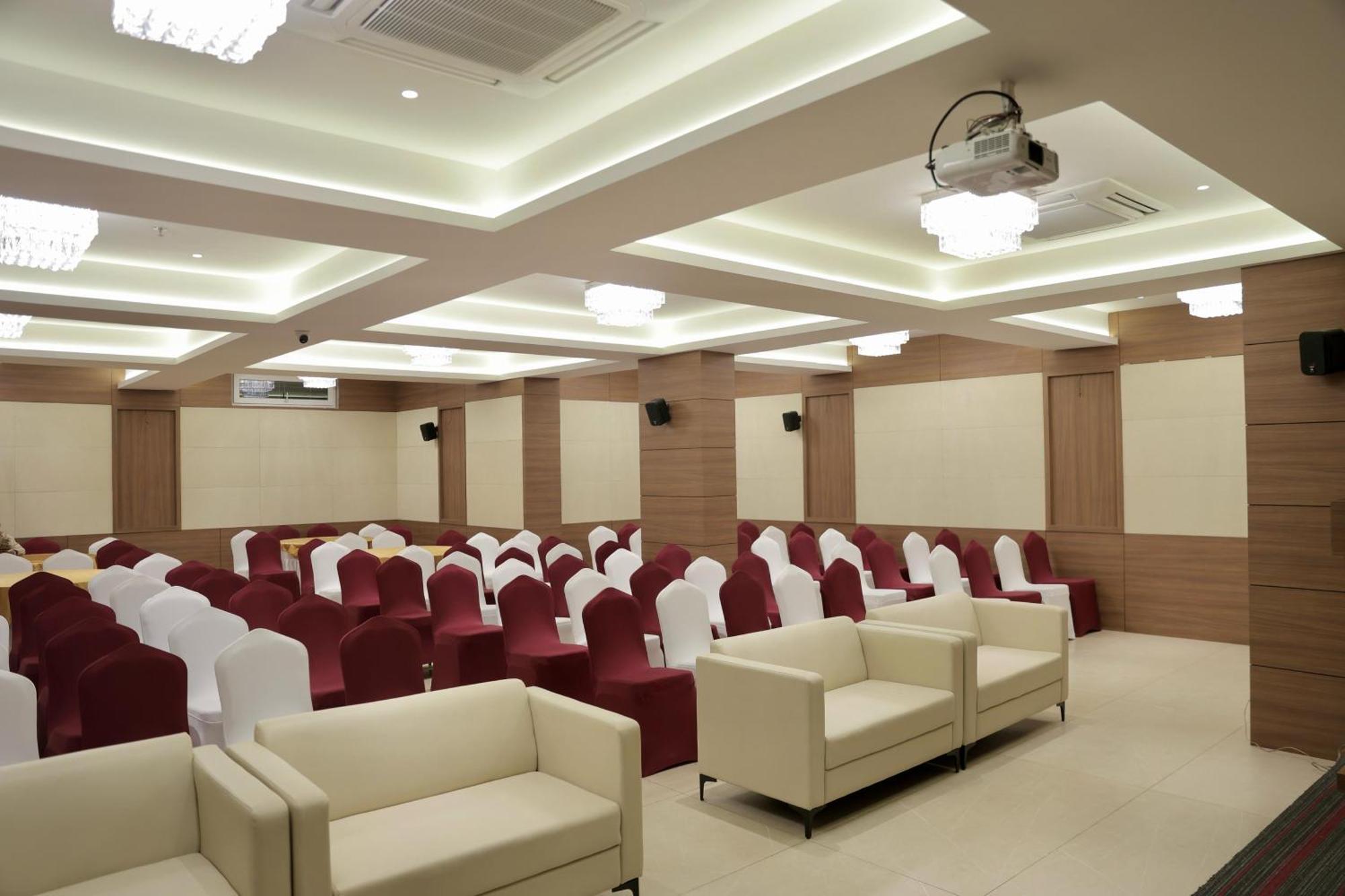 Hotel Carnival Parbhani Esterno foto