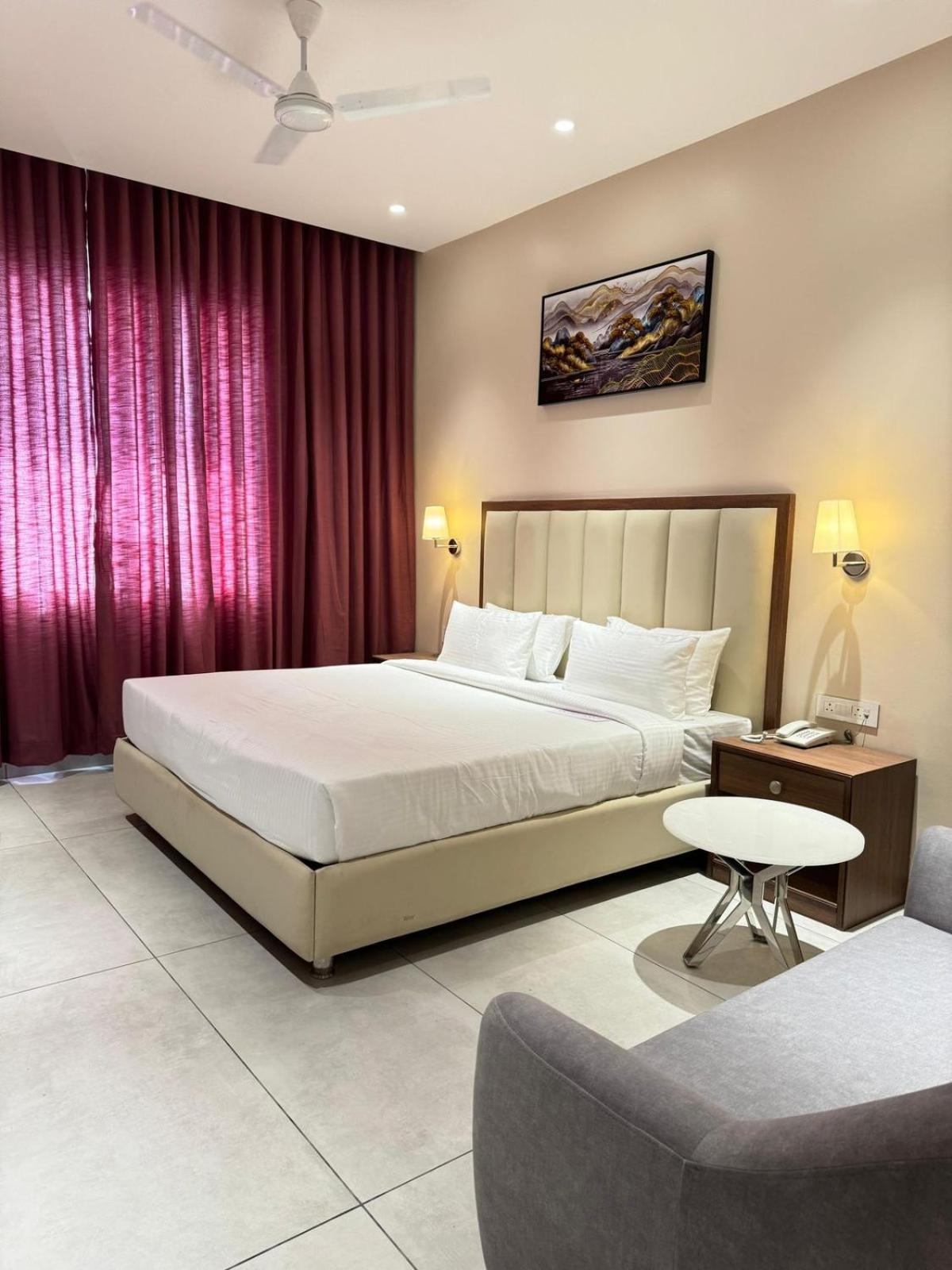 Hotel Carnival Parbhani Esterno foto