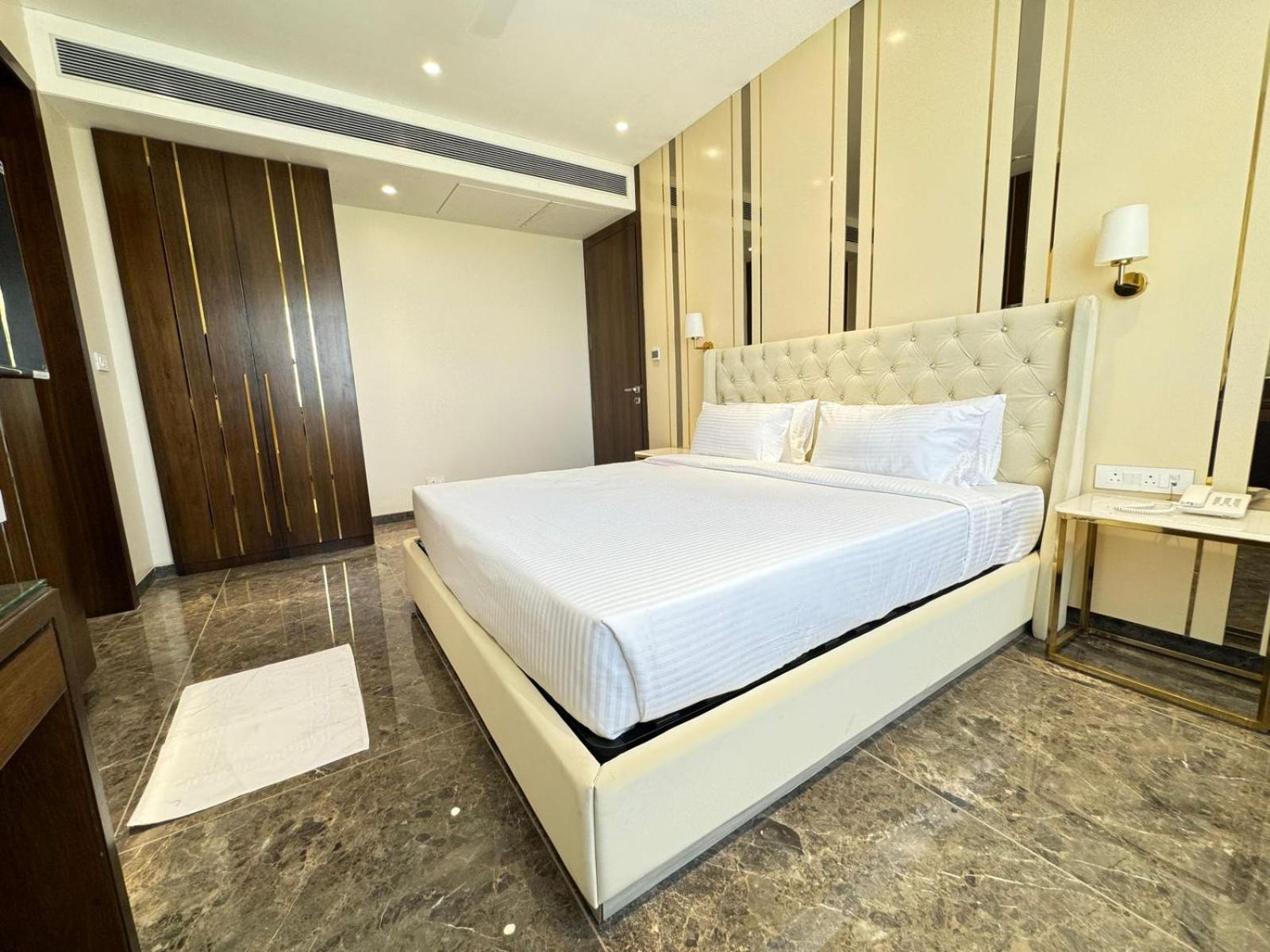Hotel Carnival Parbhani Esterno foto