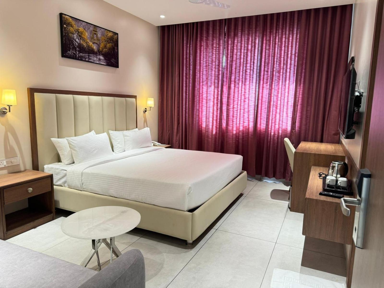Hotel Carnival Parbhani Esterno foto
